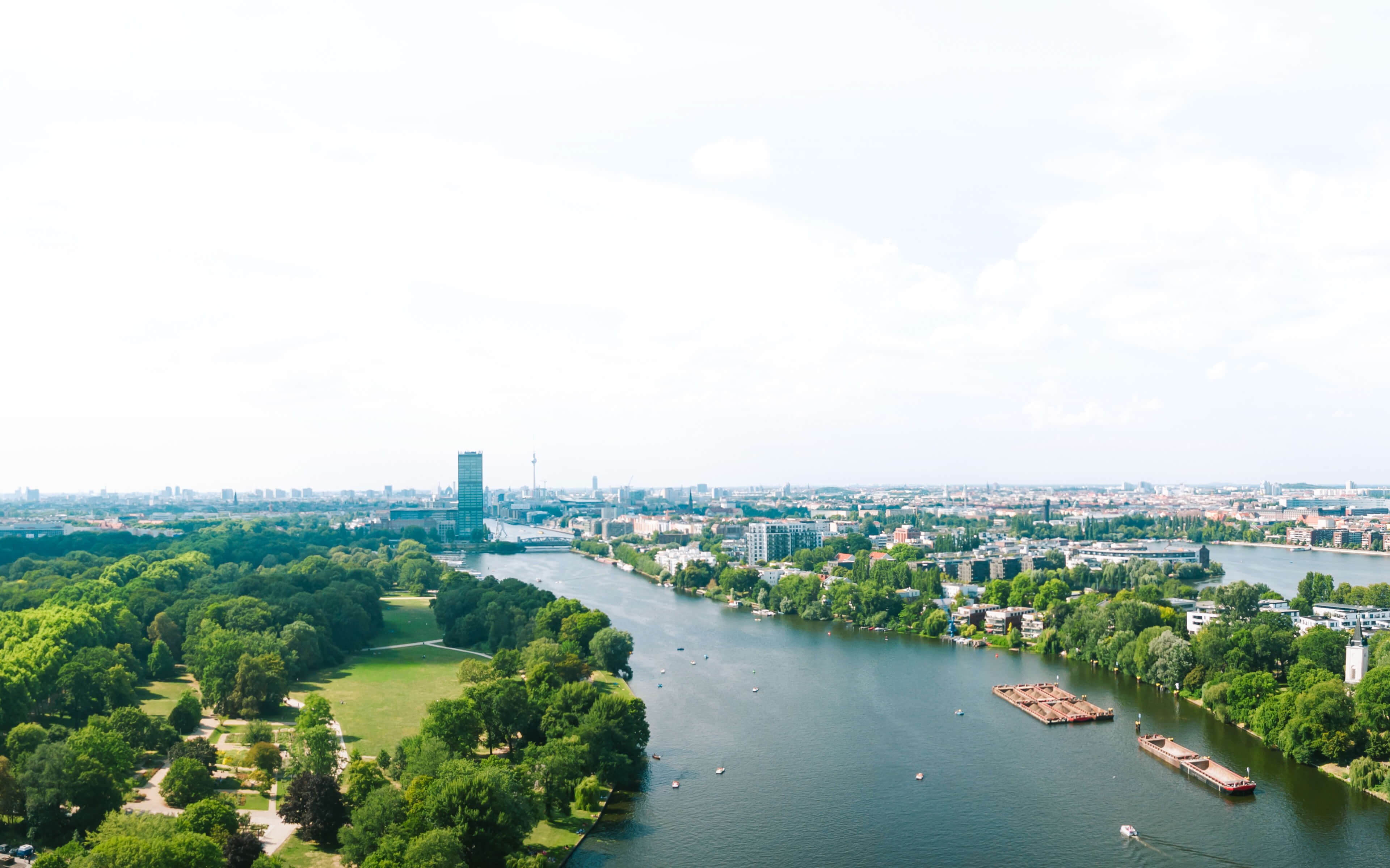 Blick auf den Berliner Fernsehturm aus dem Treptower Park